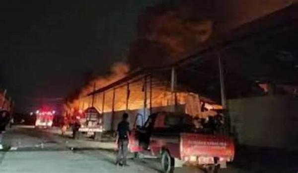 Kebakaran Gudang Di Tangerang Puluhan Petugas Padamkan Api